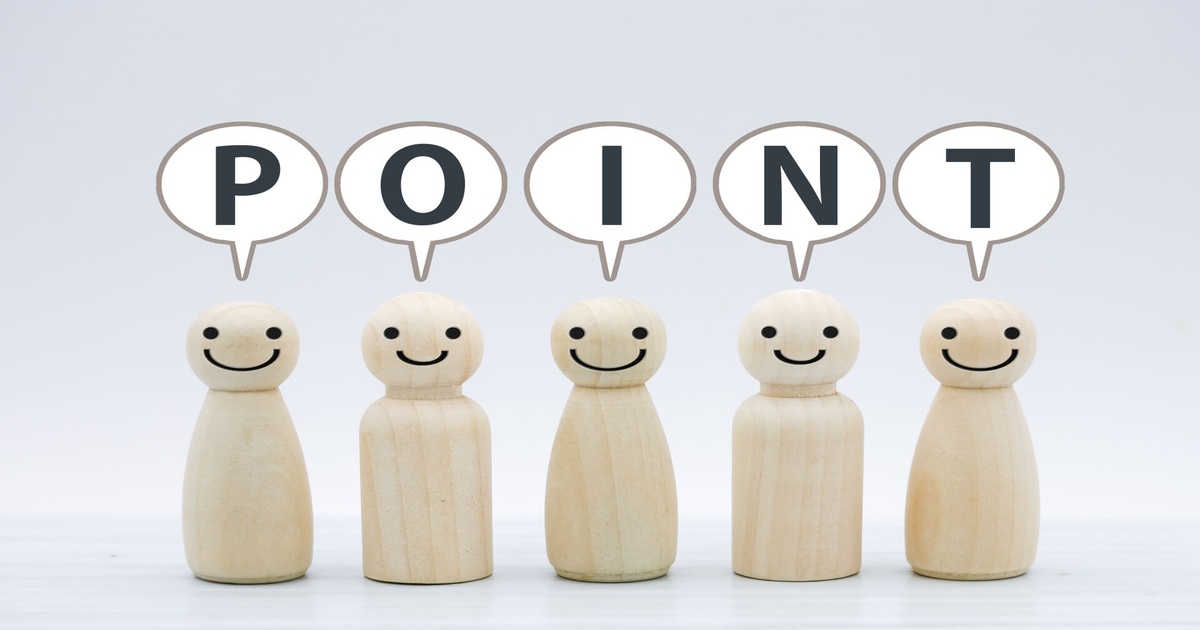 alt="木製スマイル人形が5体横並びで立ち、それぞれの吹き出しにP・O・I・N・Tの文字を掲げて『POINT』を強調するシンプルな解説イメージ"