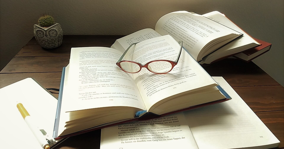 机の上の参考書とノートで勉強している雰囲気