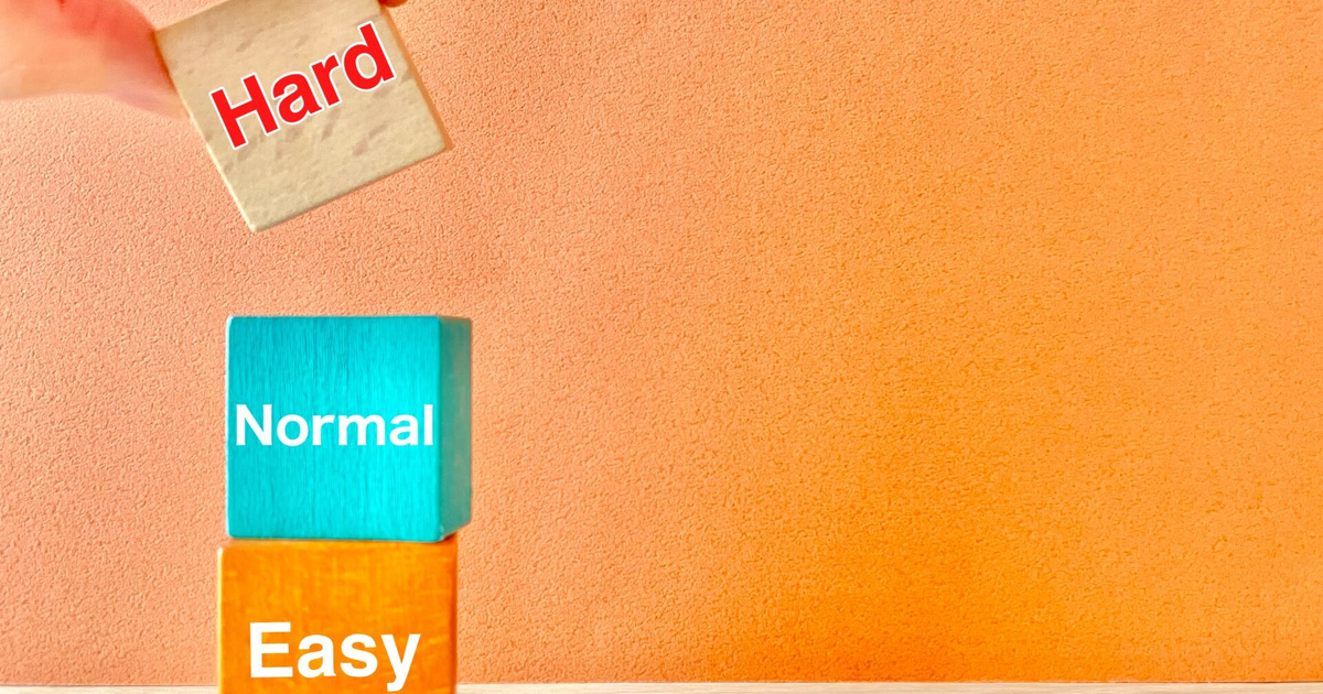 積み木にEasy Normal Hardと書かれ難易度を表現している
