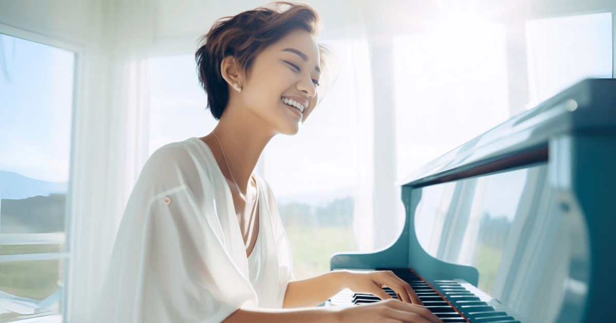 明るい部屋で電子ピアノを弾きながら笑顔で過ごす女性。防音対策の整った住まいで音楽を楽しむイメージ。