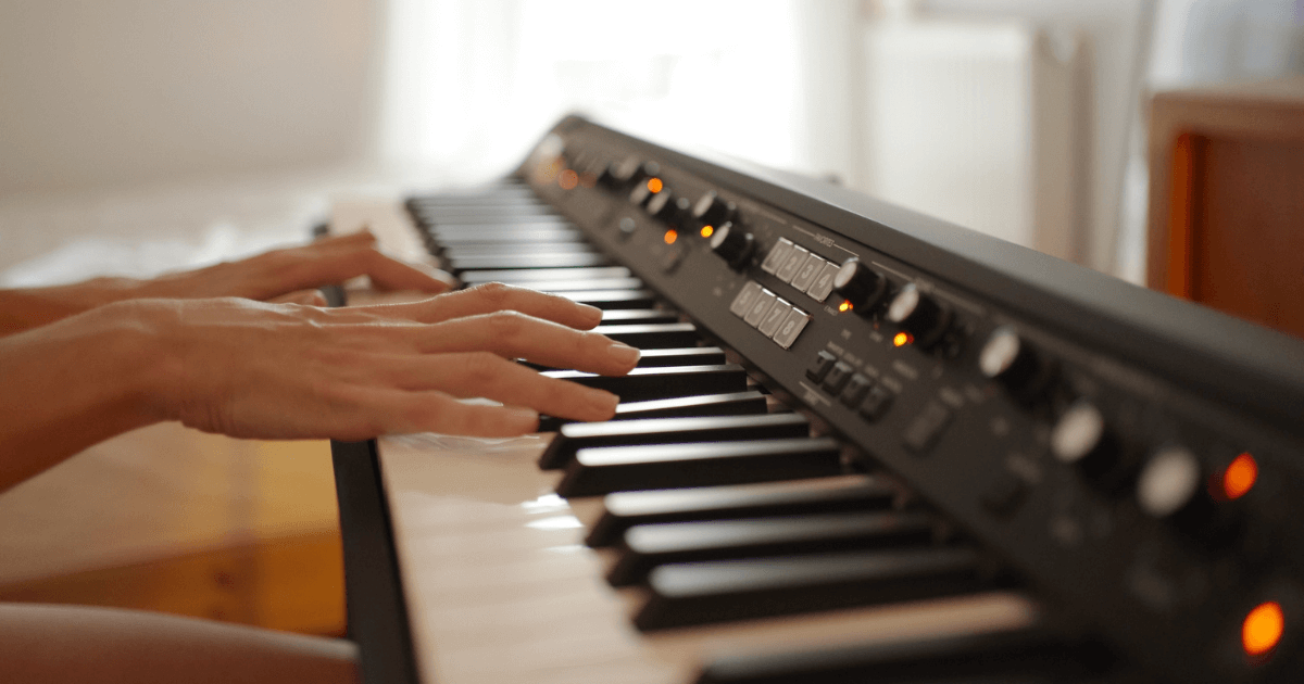 電子ピアノを演奏する手元の写真。鍵盤の打鍵音や振動が賃貸住宅で問題になりやすいことを示すまとめ用のイメージ