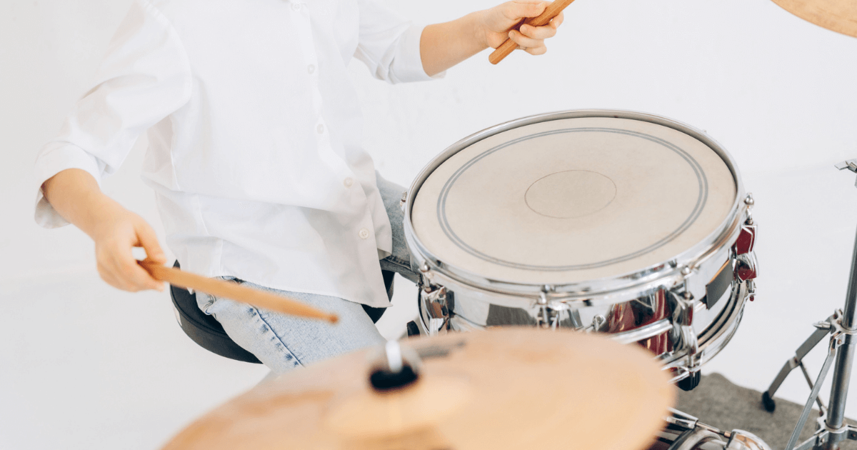 自宅でドラムを練習する様子を写した、防音や住環境選びのまとめに使うイメージ画像