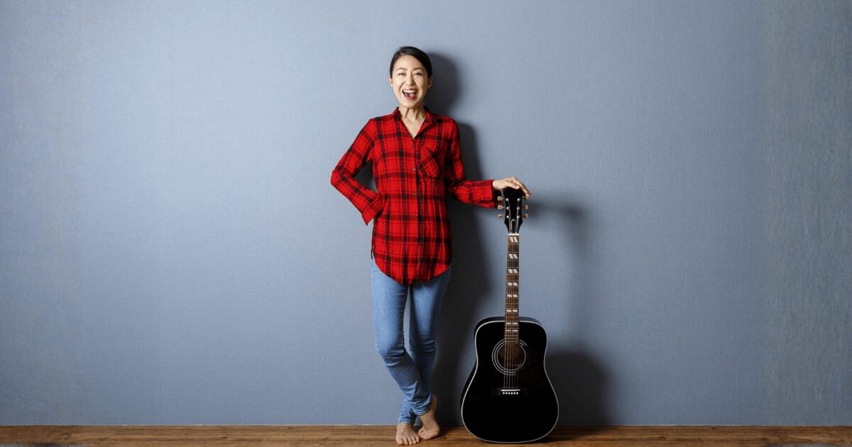 ギターを持つ人物の写真。音を前提にした住まい選びや楽器可物件という選択肢をイメージしたまとめ用ビジュアル