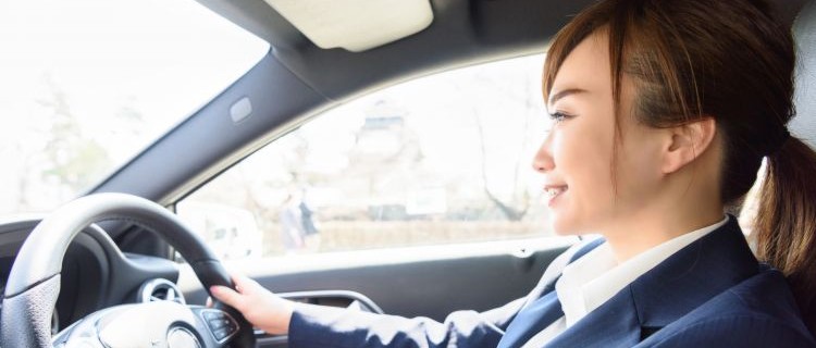 女性のタクシードライバー