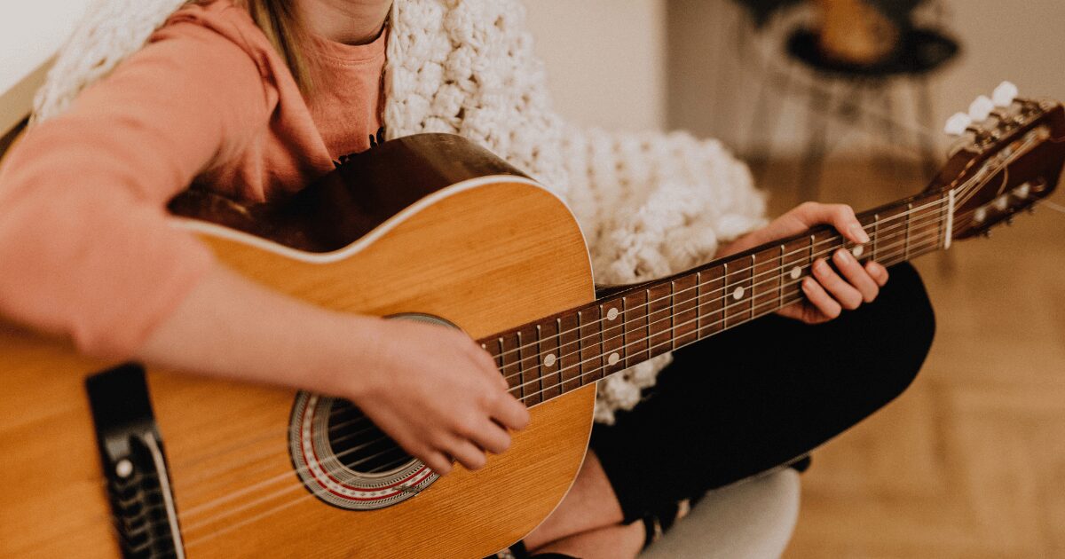 自宅でギターを演奏する様子を通して、防音や住まいの選択を見直し、安心して楽器を続けられる環境を考えることの大切さを表したまとめ用イメージ