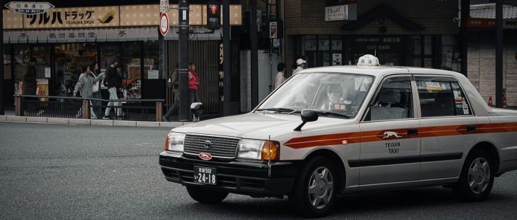 白いタクシー