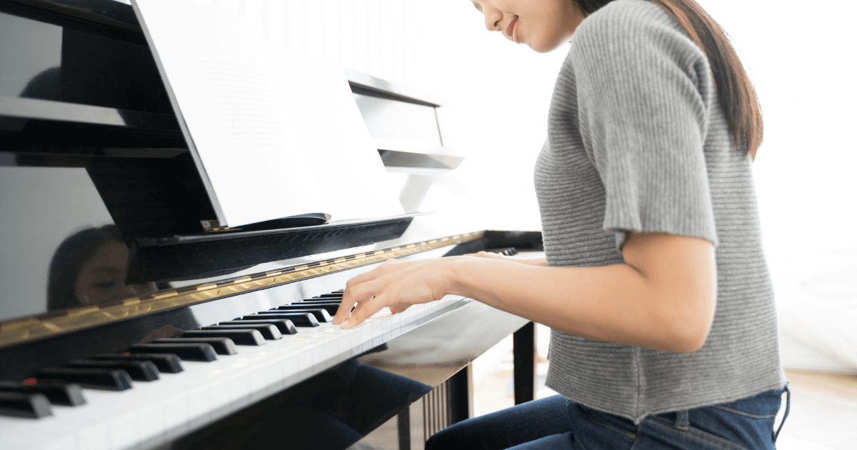 自宅でピアノを演奏する様子。置き場所や住環境を工夫しながら演奏を続けるイメージ