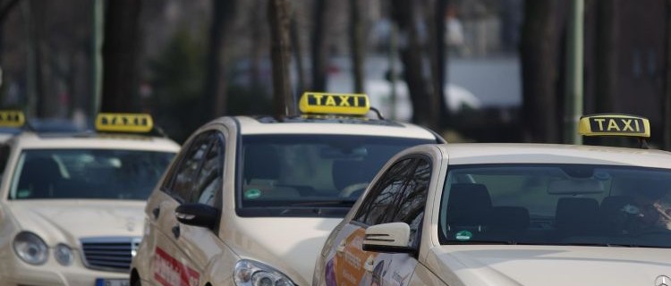 ３台のタクシー
