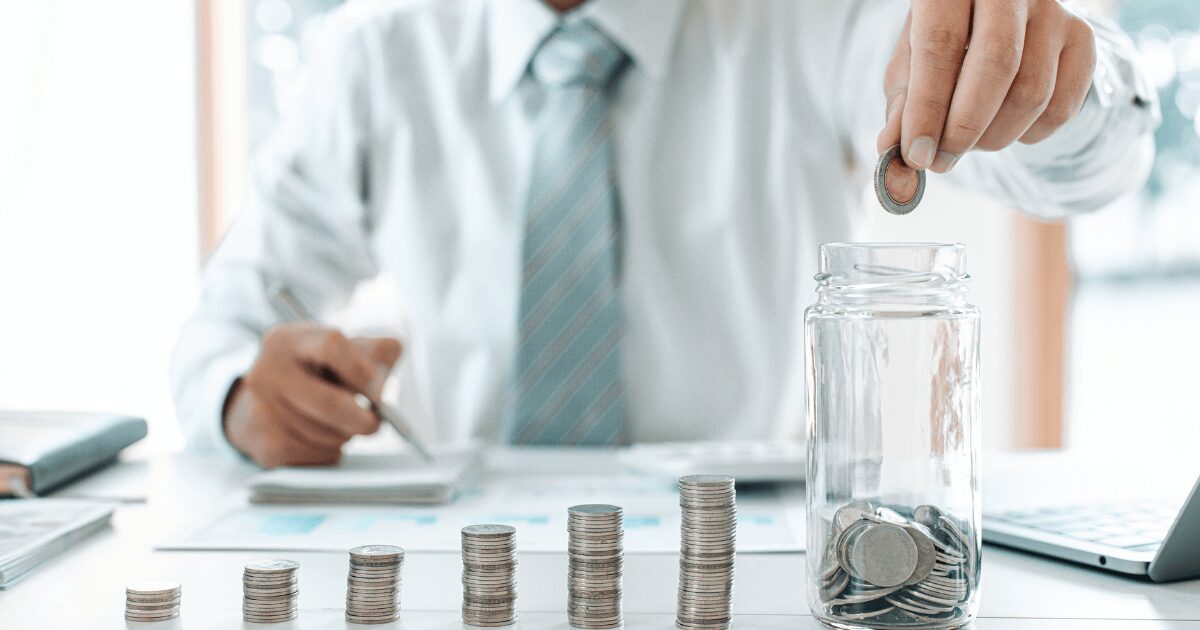 お金を数える男性