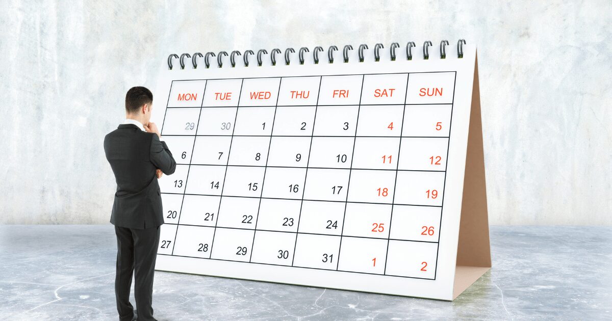 カレンダーで休日を確認する男性