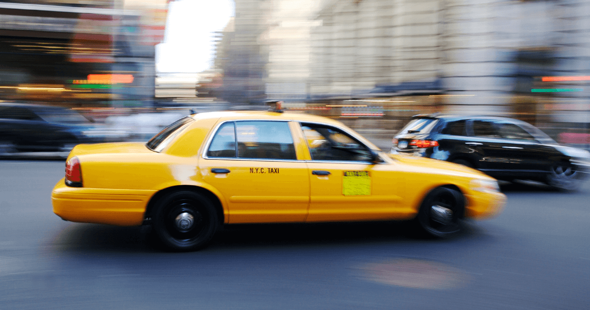 街を走る黄色いタクシー