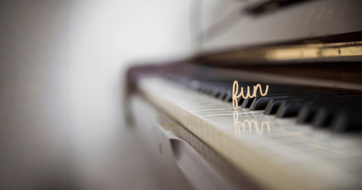 アップライトピアノ搬入後、新居でピアノを楽しむイメージ